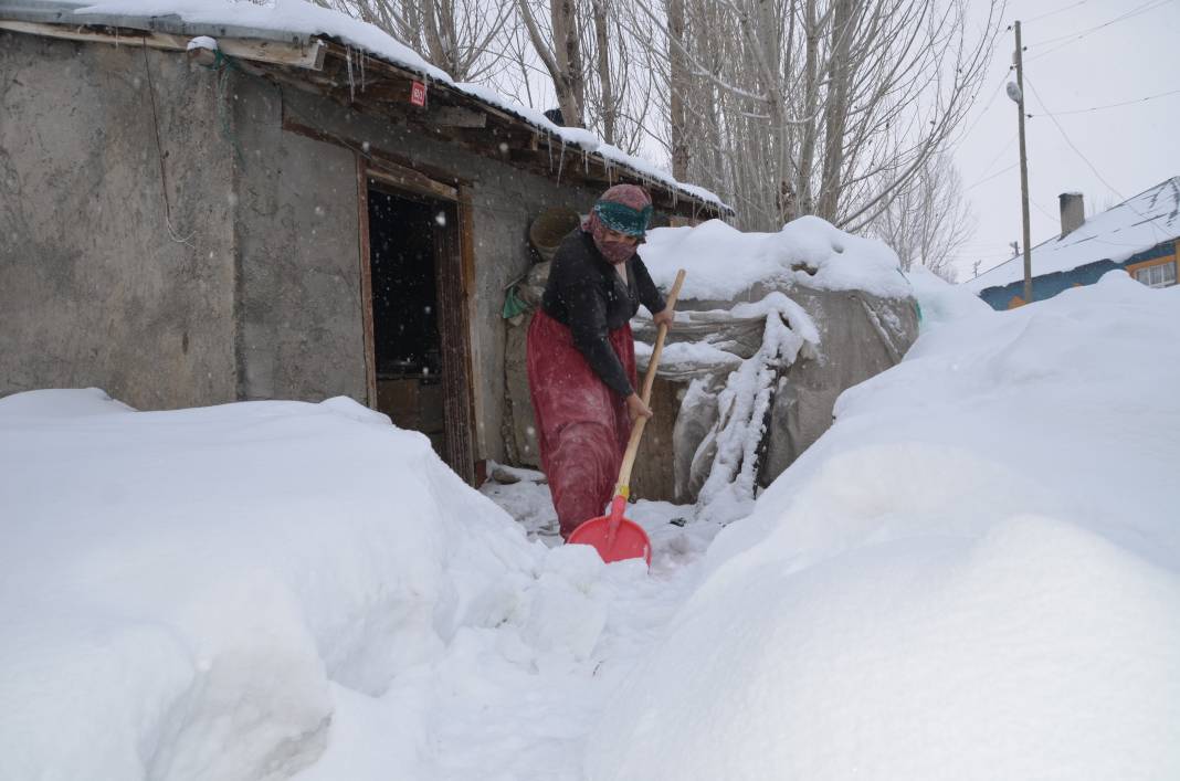 Hakkari ve Yüksekova’da kar 2 metreyi aştı. Tek katlı evler ve ahırlar kara gömüldü 9